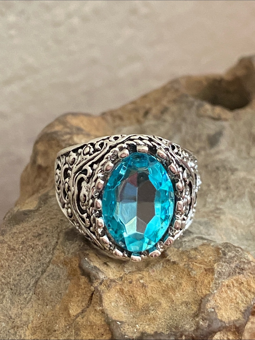 5/$10❤️❤️❤️NEW Aqua Faceted Acrylic Cabochon Ring